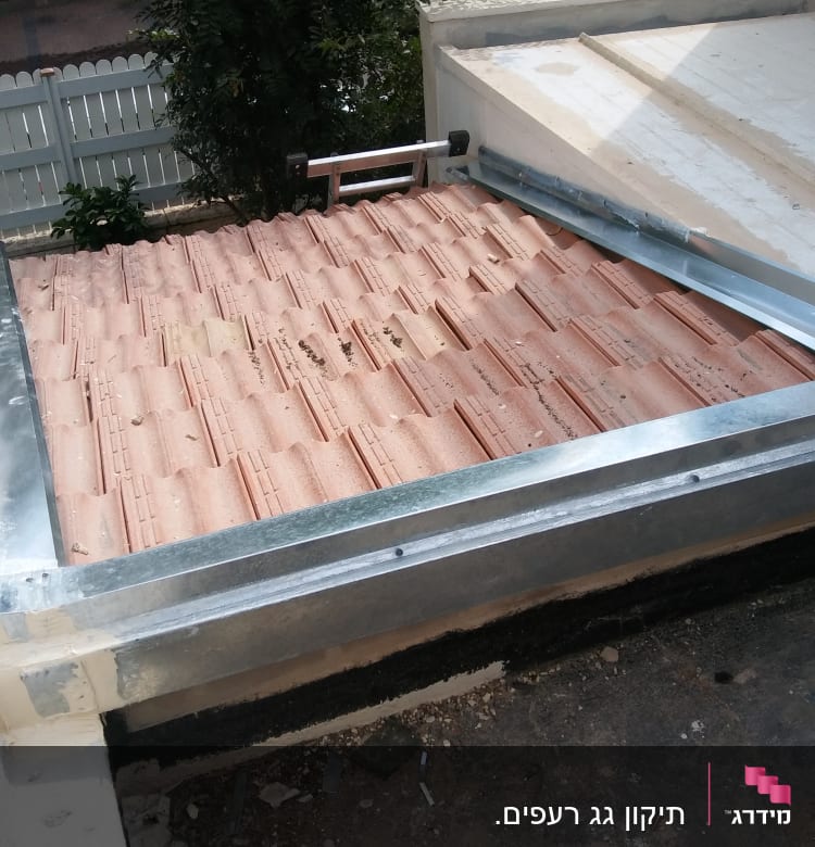 גג רעפים עם מסגרת מתכת, סולם בצד